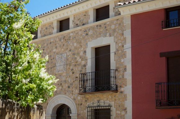 Edificio para vivienda unifamiliar y tres apartamentos en Priego (Cuenca)