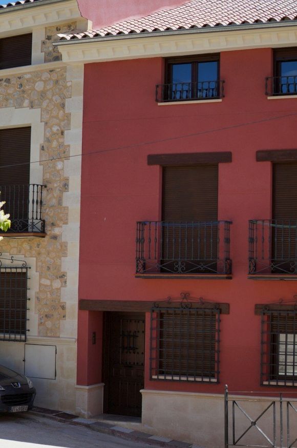 Edificio para vivienda unifamiliar y tres apartamentos en Priego (Cuenca)